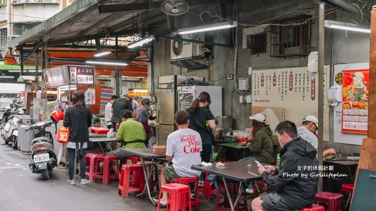 店家是一個小攤子，簡單擺放了幾張大桌椅當作內用區。（圖片來源：女子的休假計劃）