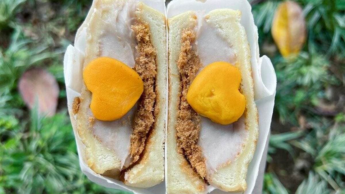 「芋泥鹹蛋黃肉鬆三明治」愛心造型的鹹蛋黃很有創意。（圖片來源：馬馬虎虎 mamahuhu）