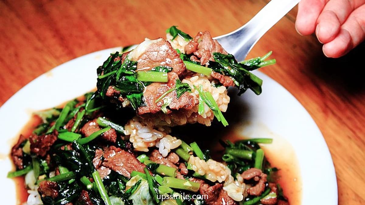 牛肉搭配空心菜大火快炒，米飯也粒粒分明。（圖片來源：Upssmile向上的微笑萍子 旅食設影）