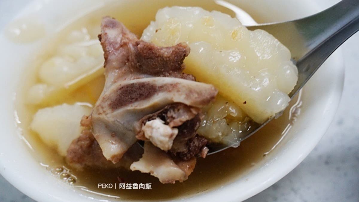 「苦瓜排骨湯」苦瓜燉得很軟爛，湯頭不錯，分量也足。 （圖片來源：PEKOのSimple Life）
