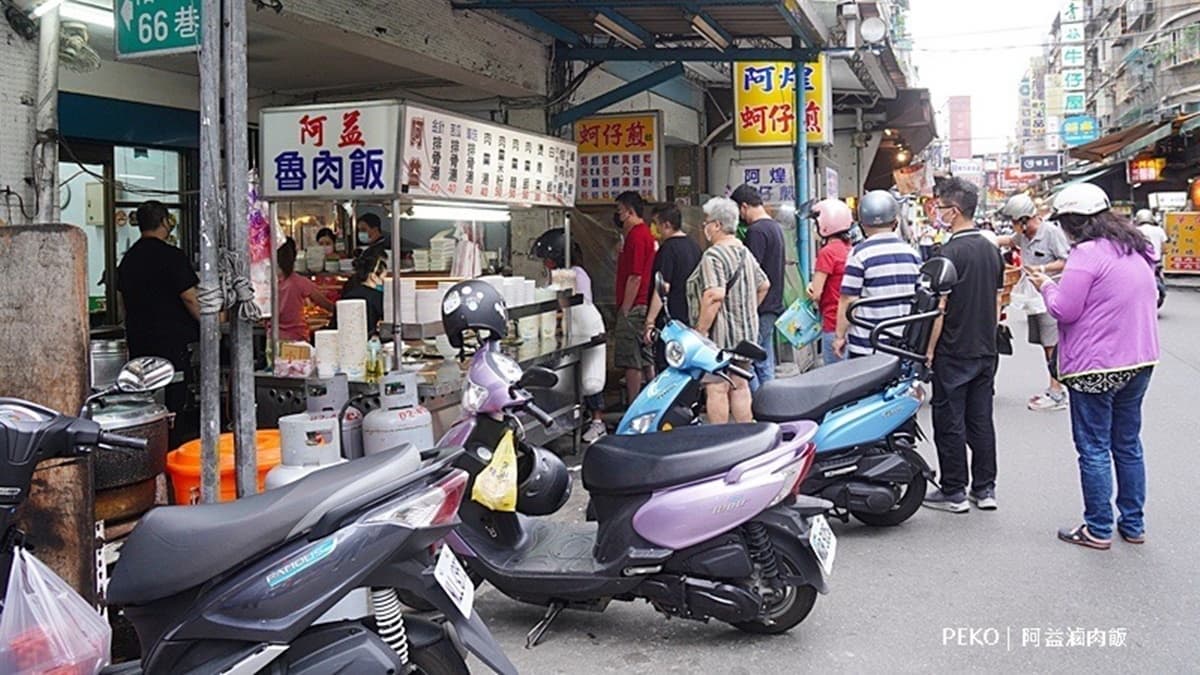 每到用餐時段，人潮都會直接排到馬路中間。（圖片來源：PEKOのSimple Life）
