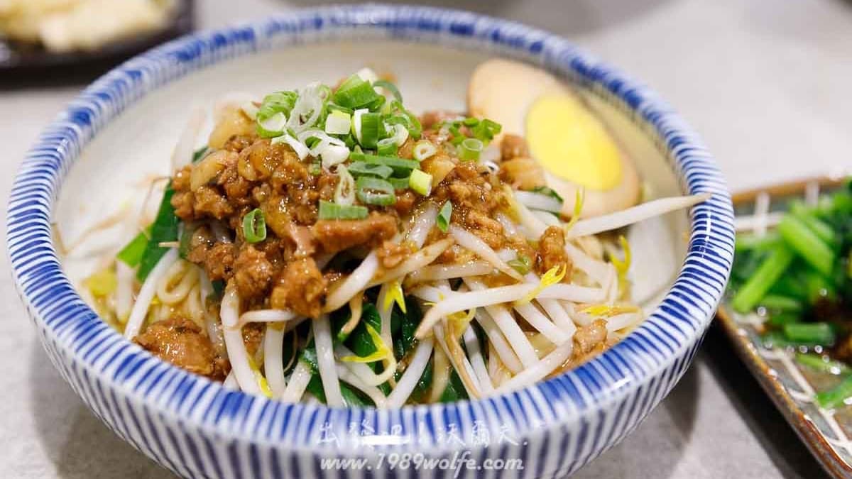 「古早味意麵」沾附滿滿的麻醬，香醇濃郁，搭配蔥花和豆芽菜更清爽。（圖片來源：出發吧沃爾夫）