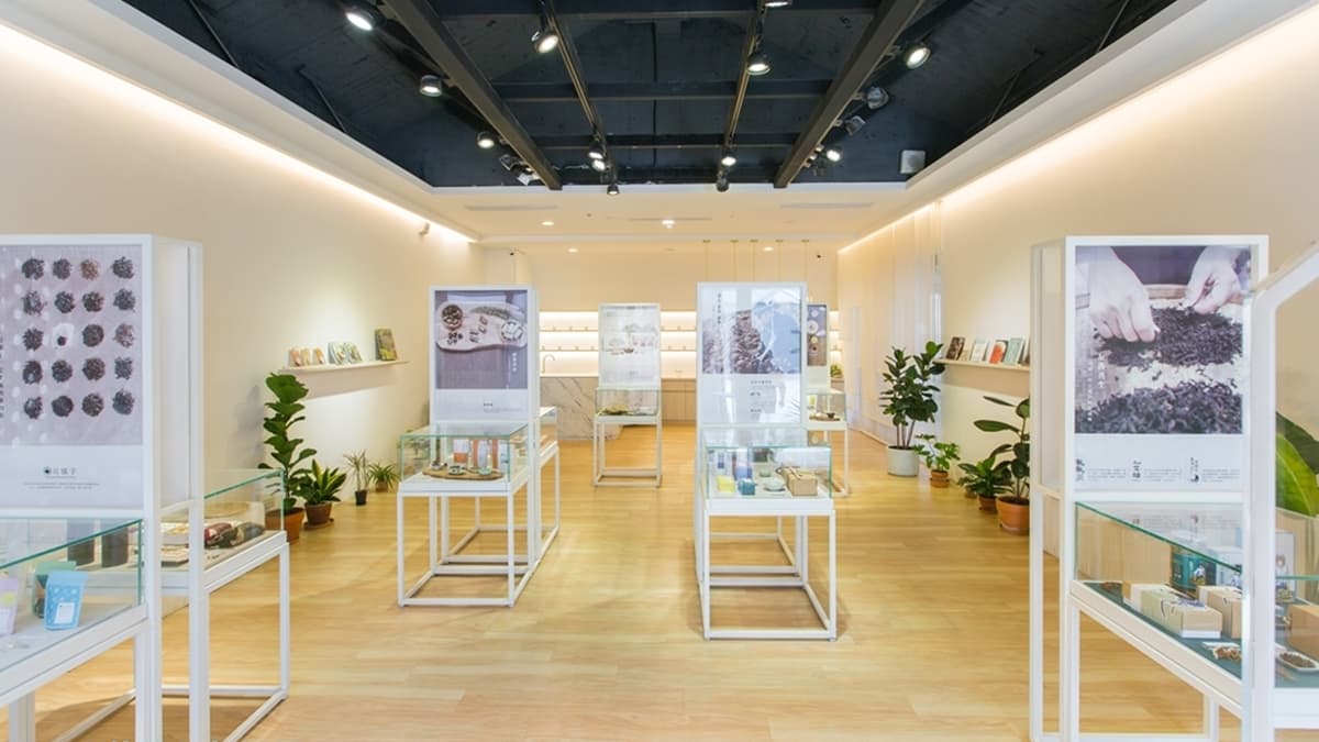 禮品區販售茶葉、茶點等各式茶製品，以及飾品、杯墊等文創商品。（圖片來源：小佳的幻想世界）