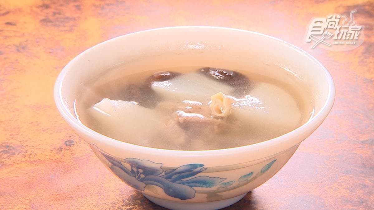 「香菇肉湯」加入豬腸、蘿蔔和香菇，湯頭喝起來很爽口。