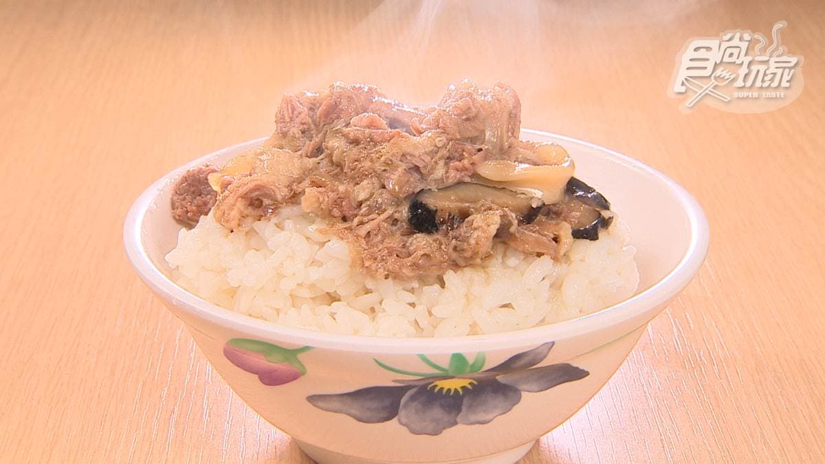 「鵝滷肉飯」高湯味非常濃，一咬下嘴裡就充滿鵝油、鵝高湯的香味。