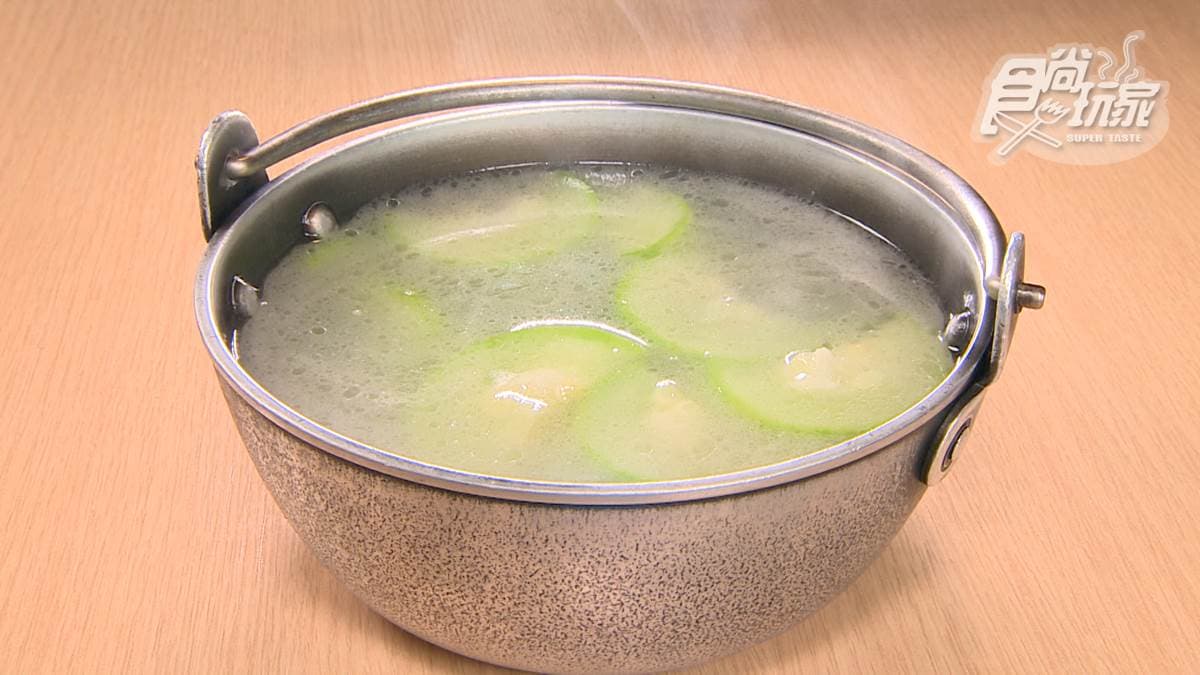 「鵝湯蛤蜊絲瓜」加入絲瓜、蛤蜊增加鮮甜味，湯看起來很清澈，味道卻超級濃郁。