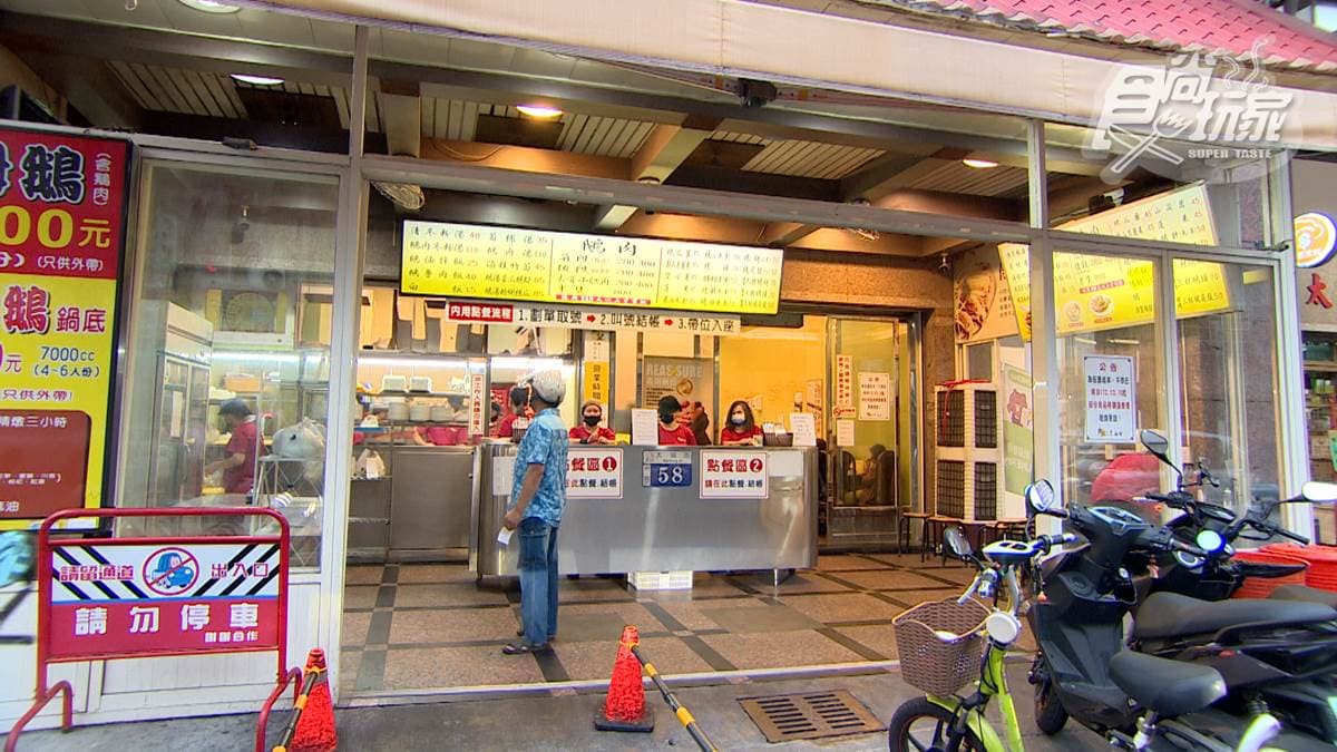 「黃記鵝肉」是台中有名的排隊鵝肉老店。