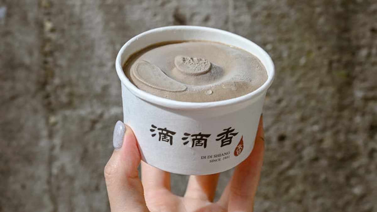 「鐵觀音冰淇淋」口感甜而不膩，還有茶葉的回甘，超好吃！（圖片來源：莓姬貝利食事旅行）