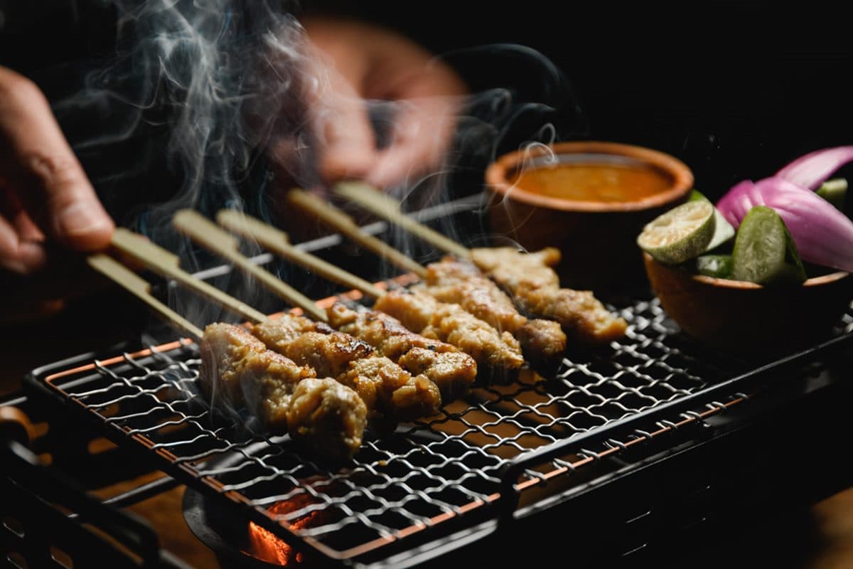 道地小吃沙嗲肉串吃得到。（圖片提供：高雄洲際酒店）