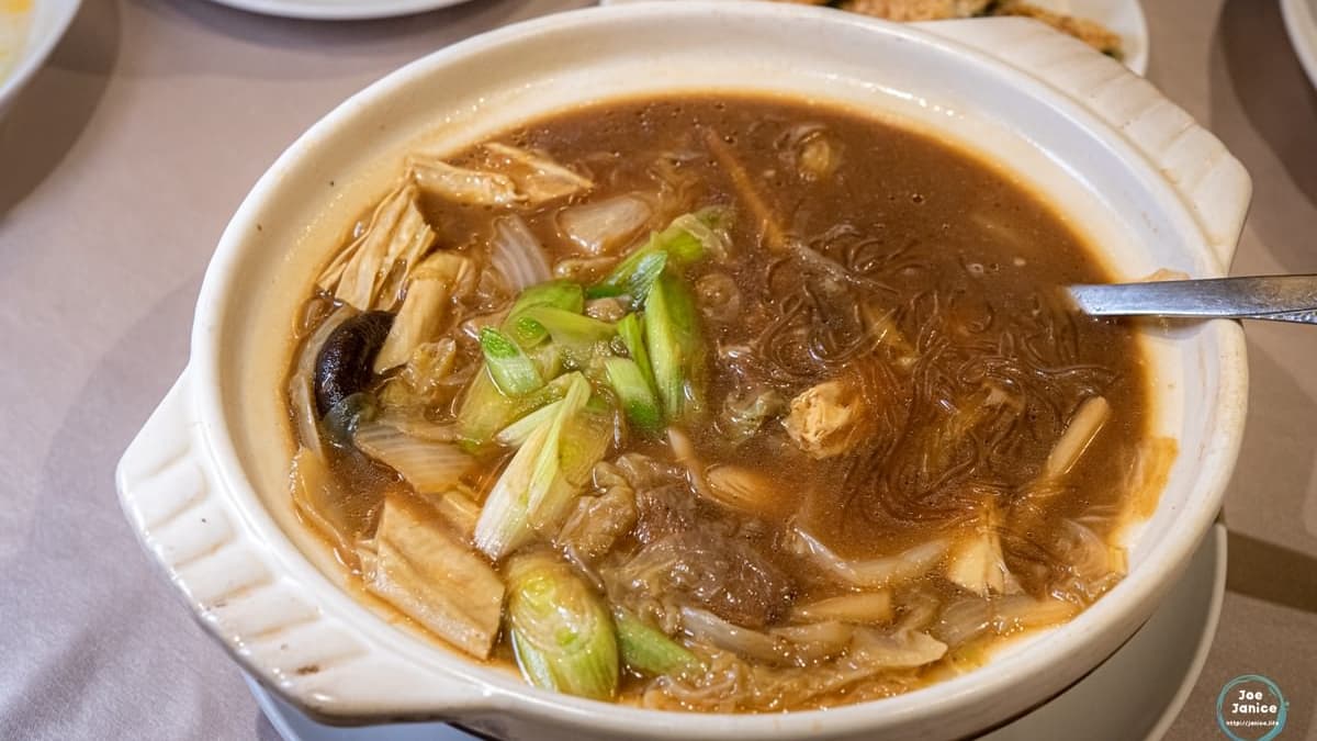 「 砂鍋羊肉湯」湯頭溫厚鮮甜，每一口都是風味滿滿。（圖片來源：潔妮食旅生活）
