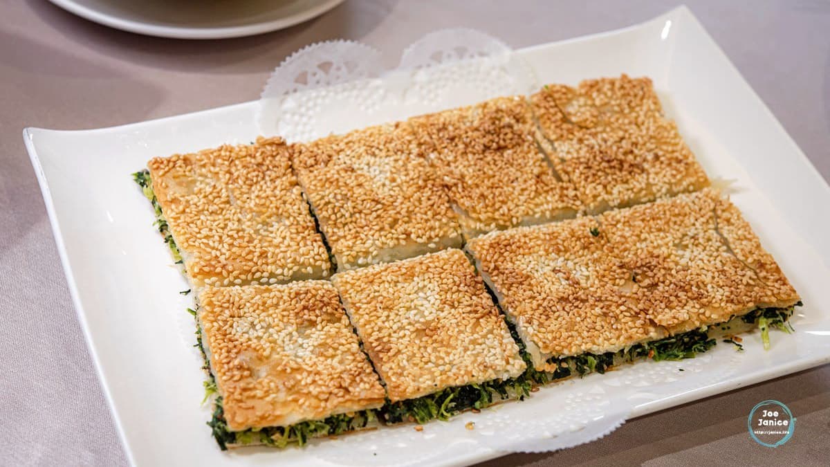 「薺菜鍋餅」內餡以薺菜搭配青江菜、香菇、杏鮑菇、豆干、鮮筍等。（圖片來源：潔妮食旅生活）