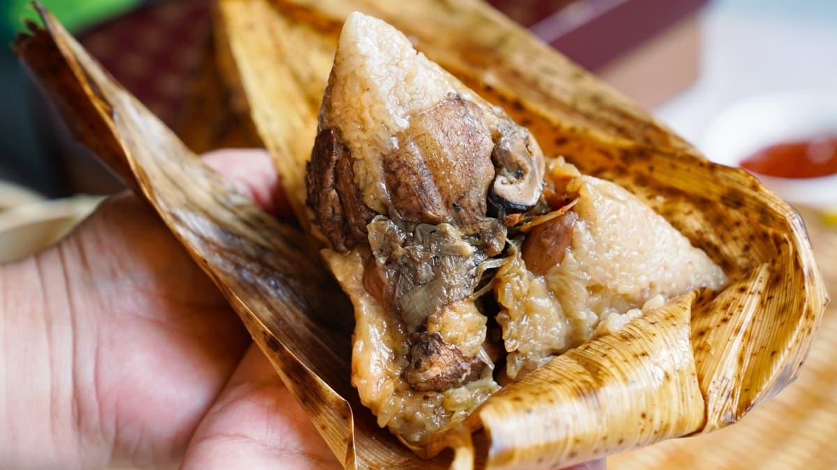 蒸完後打開粽葉，糯米、香菇、肉的香氣飄出，超勾人食慾。（圖片來源：美食好芃友）