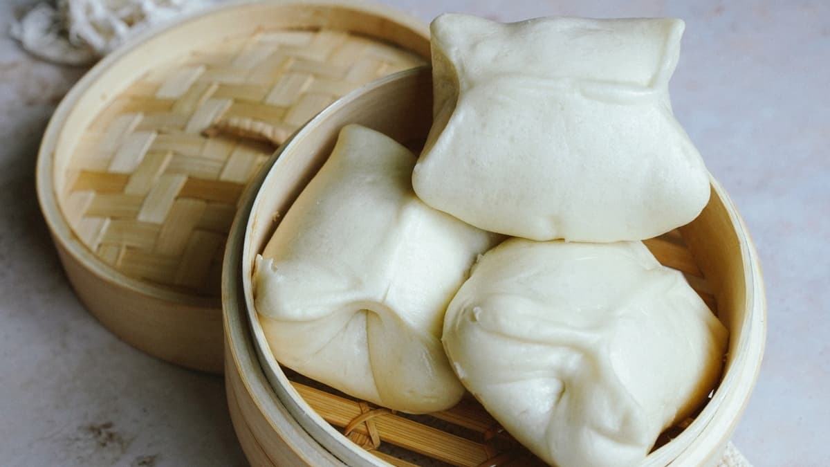「日式燒肉包」形狀跟一般看到的圓肉包不同， 是四角型的，拿起來滿有分量。（圖片來源：美食好芃友）