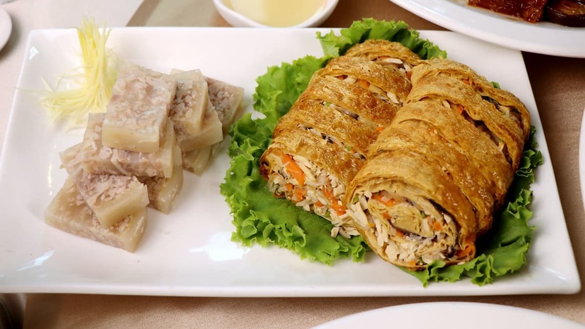 「肴⾁素鵝」 可以搭配鎮江醋吃，讓風味層次更上一層樓。（圖片來源：加小菲愛碎碎念）