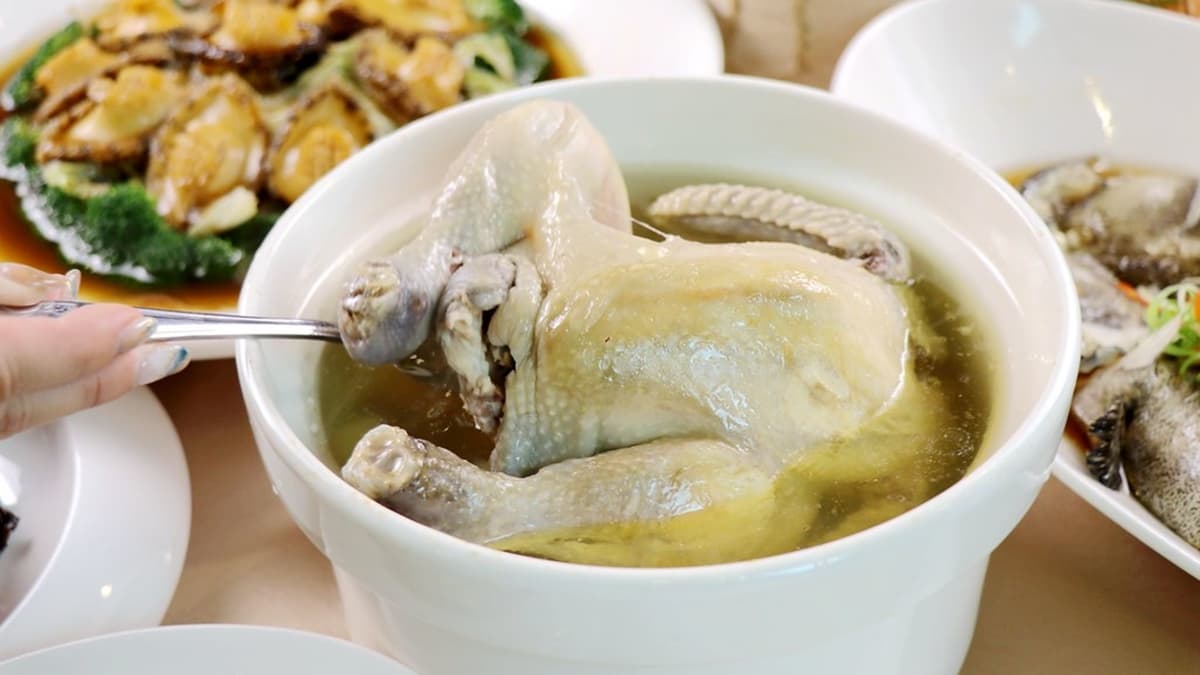 「火腿扁尖雞湯」湯頭以⼟雞⼤骨熬煮18⼩時，相當香醇濃郁。（圖片來源：加小菲愛碎碎念）