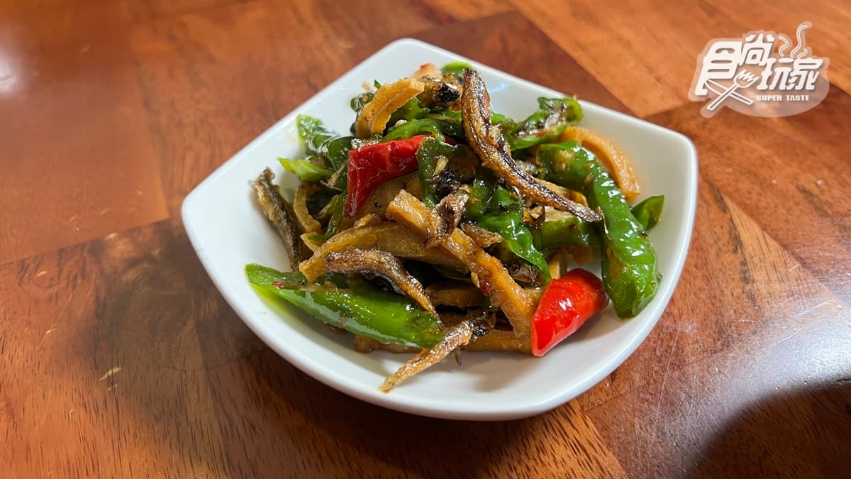 招牌「小魚乾」是必點小菜，吃起來很下飯。