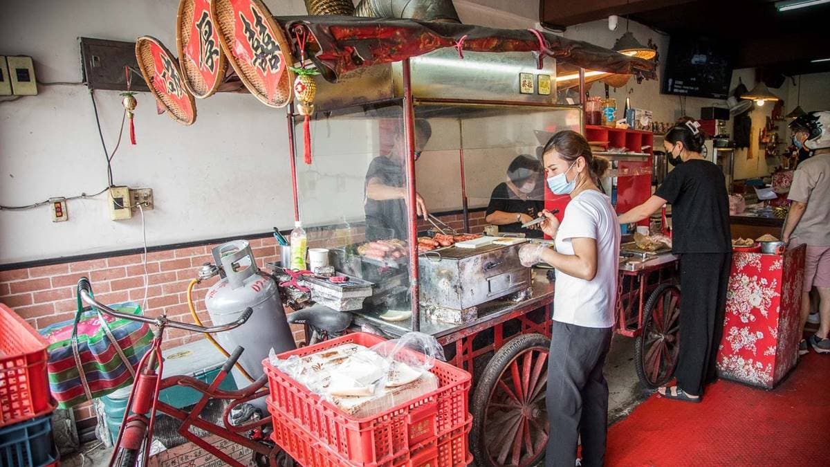 店家從餐車紅到開店，但還是保留了餐車的原貌。（圖片來源：大手牽小手玩樂趣）