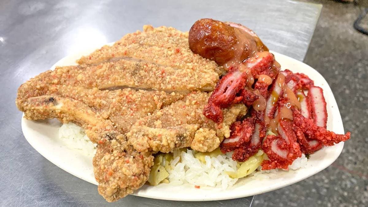 「大綜合飯」２號組合吃得到排骨、紅燒肉、香腸，底部還鋪了筍乾。（圖片來源：JJ.Hsu）