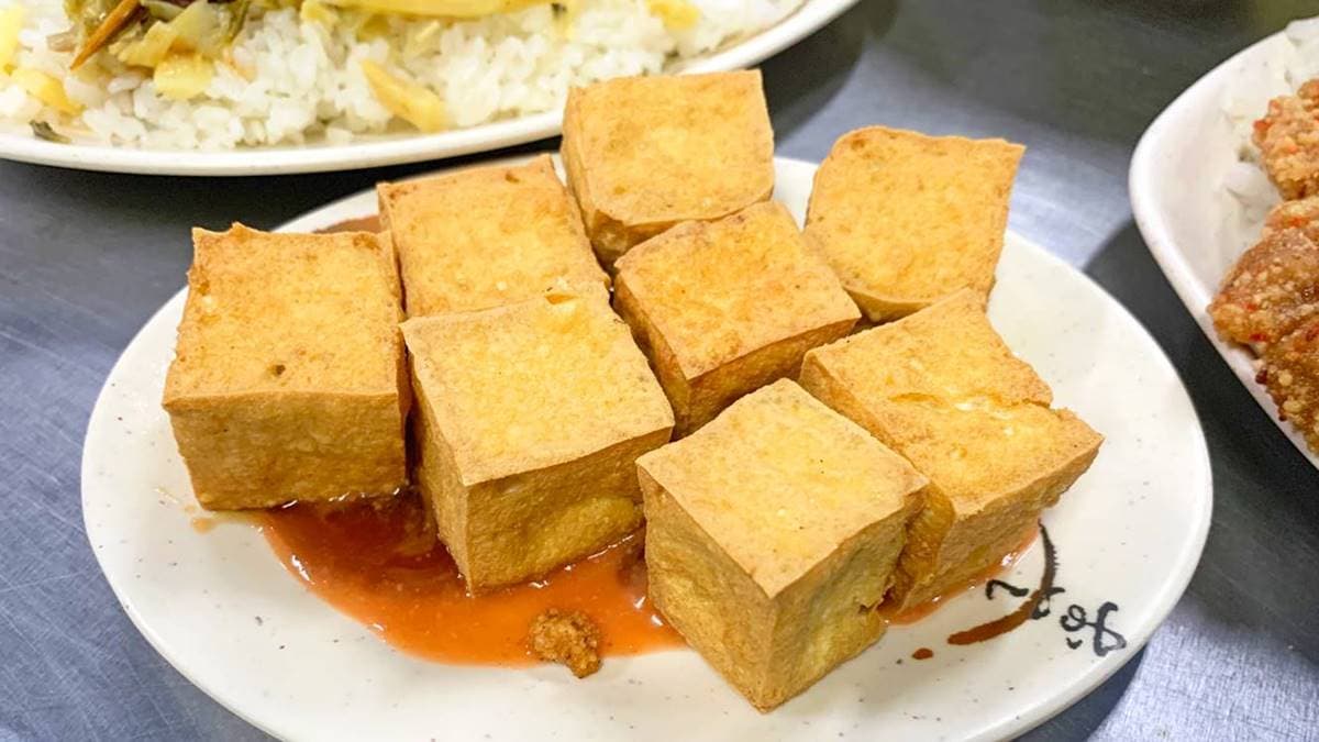 熱騰騰的炸豆腐，搭配店家特製醬汁，內層不會過乾，還帶有一點濕潤感。（圖片來源：JJ.Hsu）