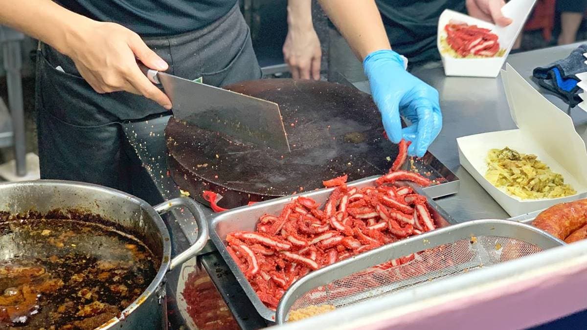 每到用餐時間上門的顧客總是絡繹不絕，老闆切肉的手都快忙不過來。（圖片來源：JJ.Hsu）