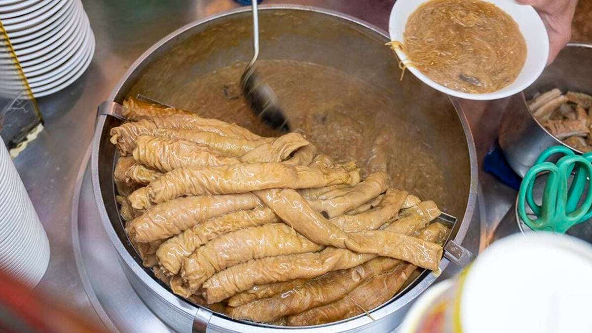一大鍋金黃色的滷大腸，模樣超誘人。（圖片來源：算命的說我很愛吃）