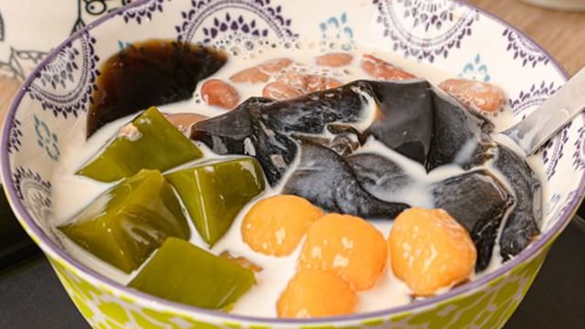 「嫩仙草凍」附上滿滿的繽紛配料。（圖片來源：蜜絲米的散步生活）