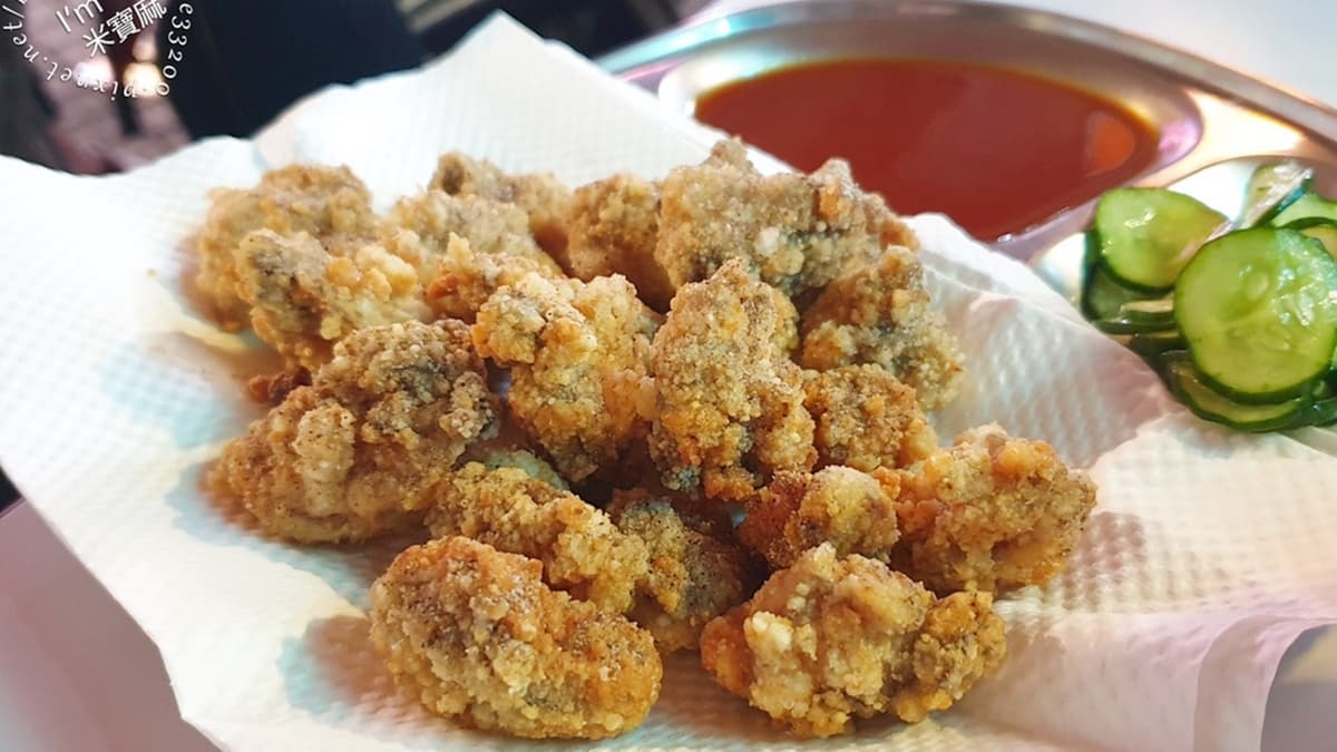 「炸蚵仔」外皮酥脆、內裡鮮甜，沾醬吃更提味。（圖片來源：米寶麻幸福滿載）