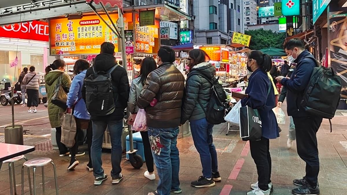 「阿富海鮮粥」位於雙城街與農安街口第一攤。（圖片來源：PEKO の Simple Life）