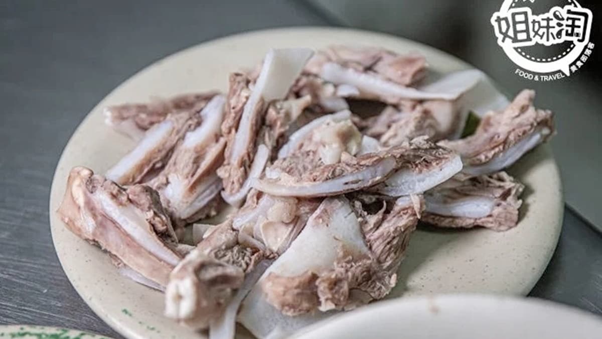 「骨邊肉」的骨頭可咬，很有嚼勁，也可以單純吃肉的部分。（圖片來源：姊妹淘甜美食光）