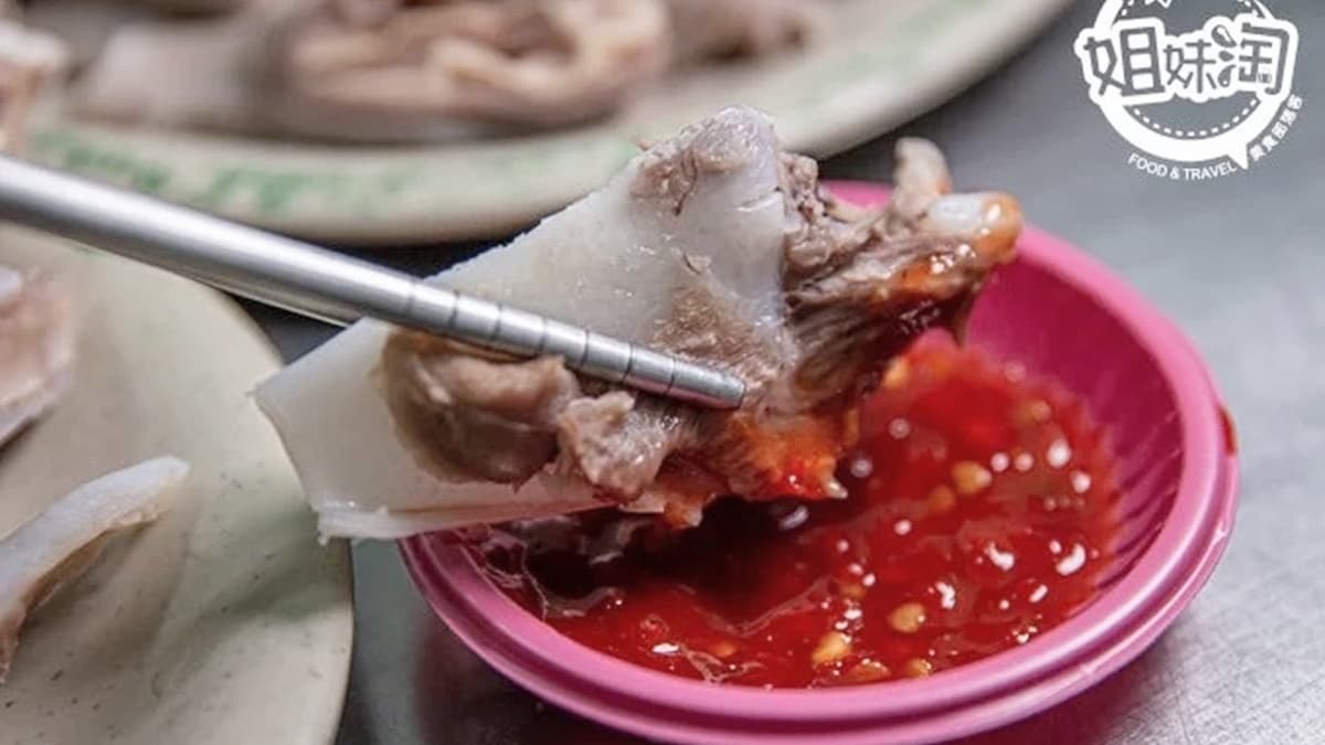店家的豆瓣醬不會太辣，豆瓣香氣重，很適合當小菜的沾醬。（圖片來源：姊妹淘甜美食光）