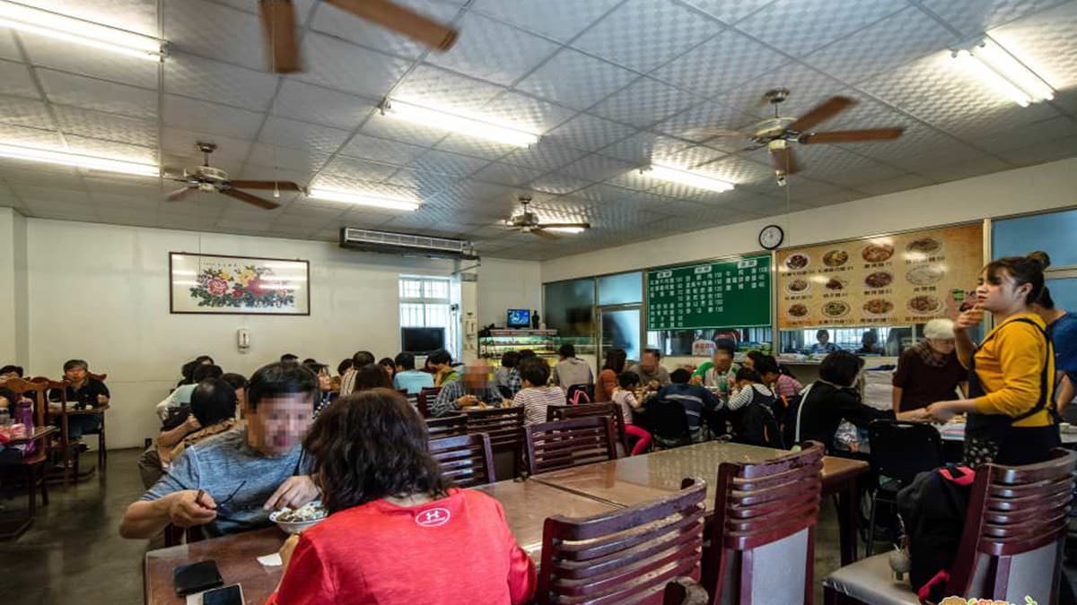 店家室內空間寬敞，出餐速度及翻桌率也很快。（圖片來源：饗食客棧。淘氣猴vs肥獅子の旅食天堂）