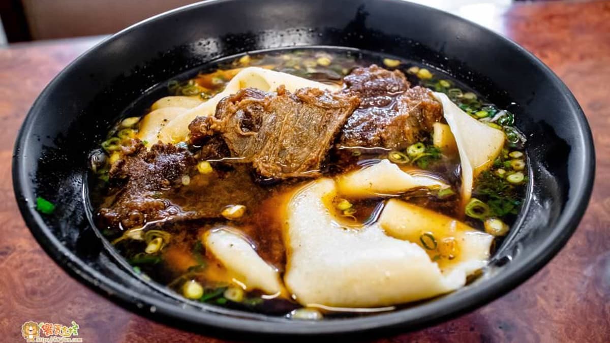 「紅燒牛肉麵」麵條選用皮帶麵，口感非常厚實。（圖片來源：饗食客棧。淘氣猴vs肥獅子の旅食天堂）