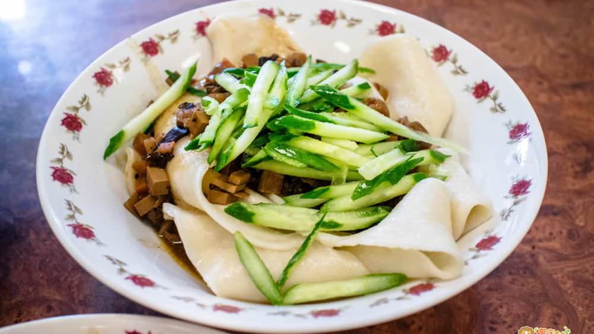 「哨子麵」吃起來很夠味，讓人忍不住一口接一口。（圖片來源：饗食客棧。淘氣猴vs肥獅子の旅食天堂）