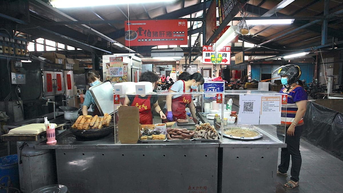 「堂伯豬肝捲」是岡山的知名美食，在地飄香已超過90年。（圖片來源：樂天小高の美食之旅）