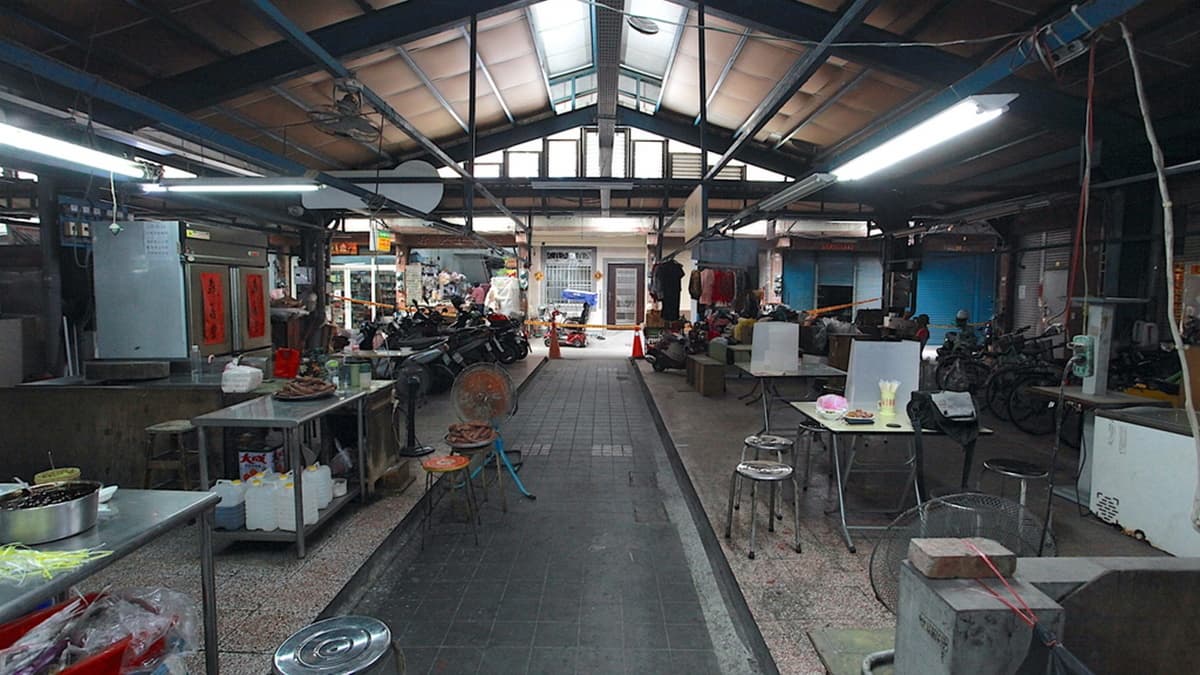 店家在攤位旁邊有擺放桌椅，供客人坐下來用餐。（圖片來源：樂天小高の美食之旅）