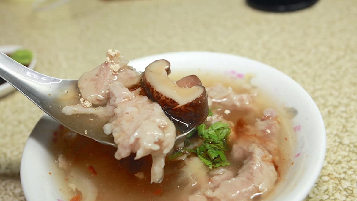 肉羹超大塊且Ｑ彈好吃，湯裡的香菇也很厚實。（圖片來源：樂天小高の美食之旅）