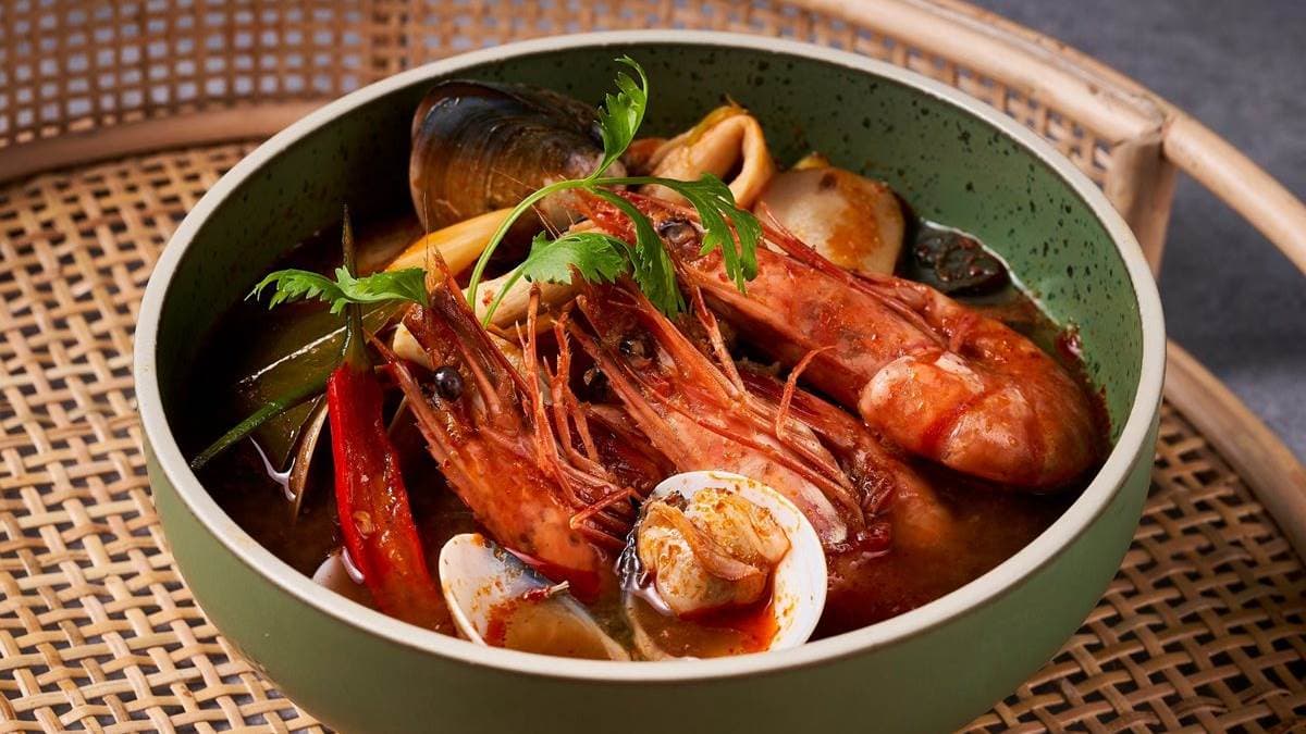 招牌美食包括有世界名湯之稱的「酸辣蝦湯（冬蔭功）」等餐點。（圖片來源：板橋凱撒大飯店）