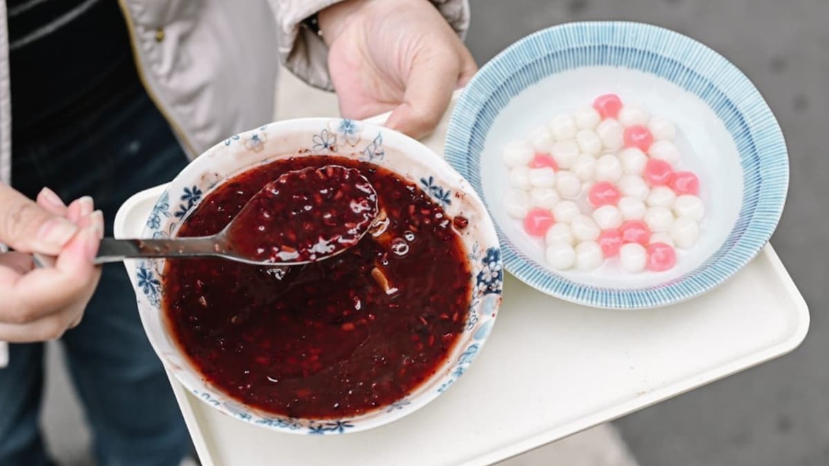 「柴燒桂圓紫米粥」熱呼呼的，吃起來很舒服，飽足感滿滿。（圖片來源：女子的休假計劃）