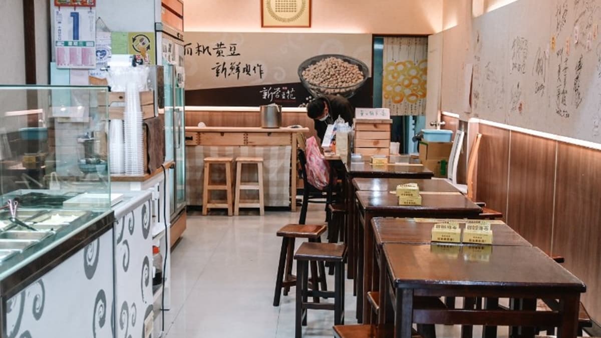 店內環境很乾淨，簡單擺放了幾張木製桌椅。（圖片來源：女子的休假計劃）