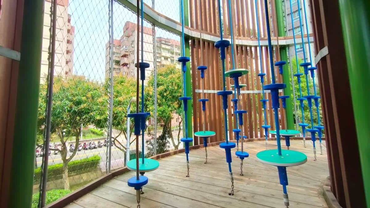 「飛碟爬繩區」可以一個接過一個慢慢接力爬，很有挑戰性。（圖片來源：史努比遊樂園）