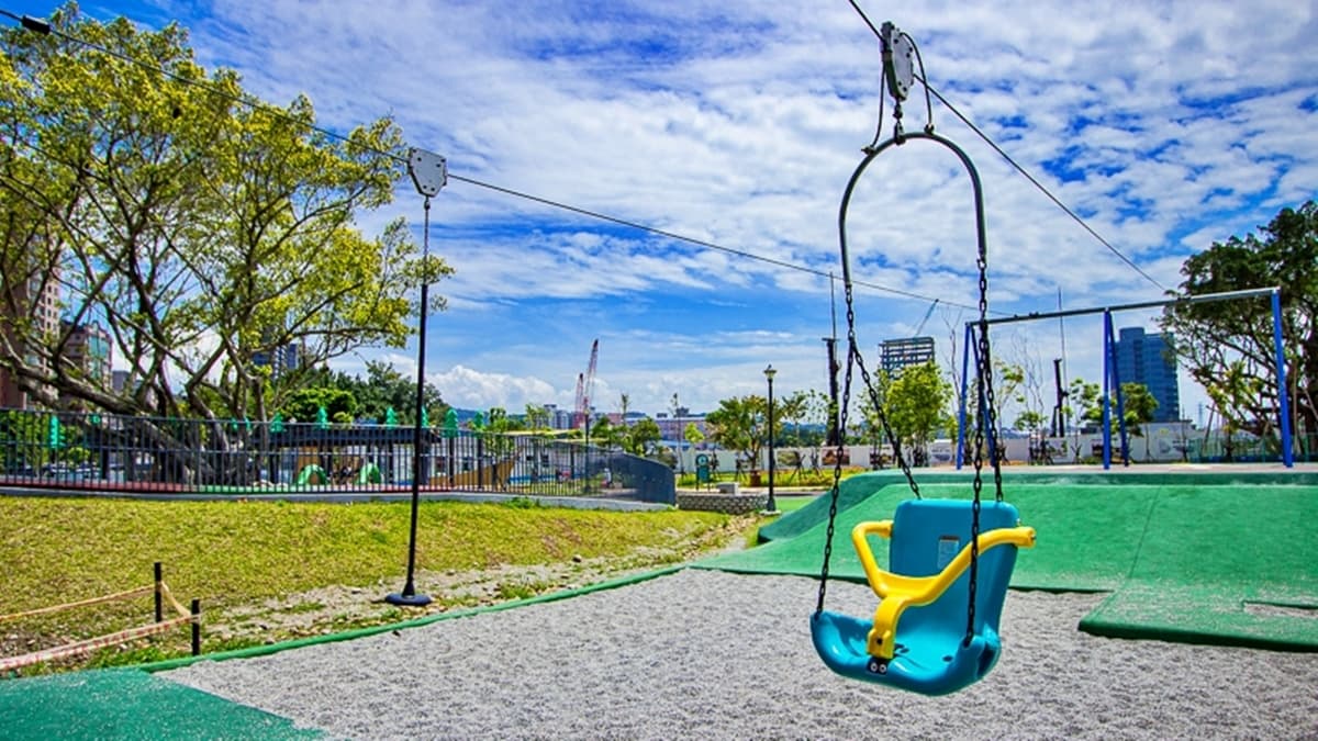 「雙滑軌溜索」是公園裡熱門的遊具，大、小朋友都能來挑戰。（圖片來源：史努比遊樂園）