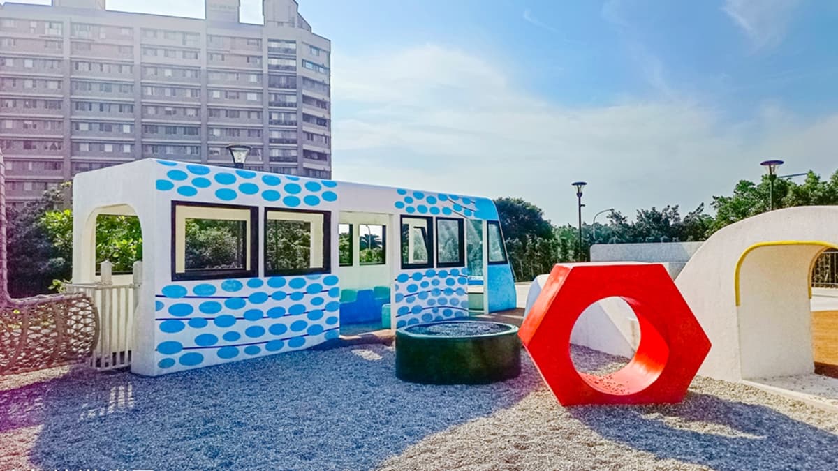 輕軌車廂做得真是維妙維肖，就像是把真的車廂搬進了公園。（圖片來源：史努比遊樂園）
