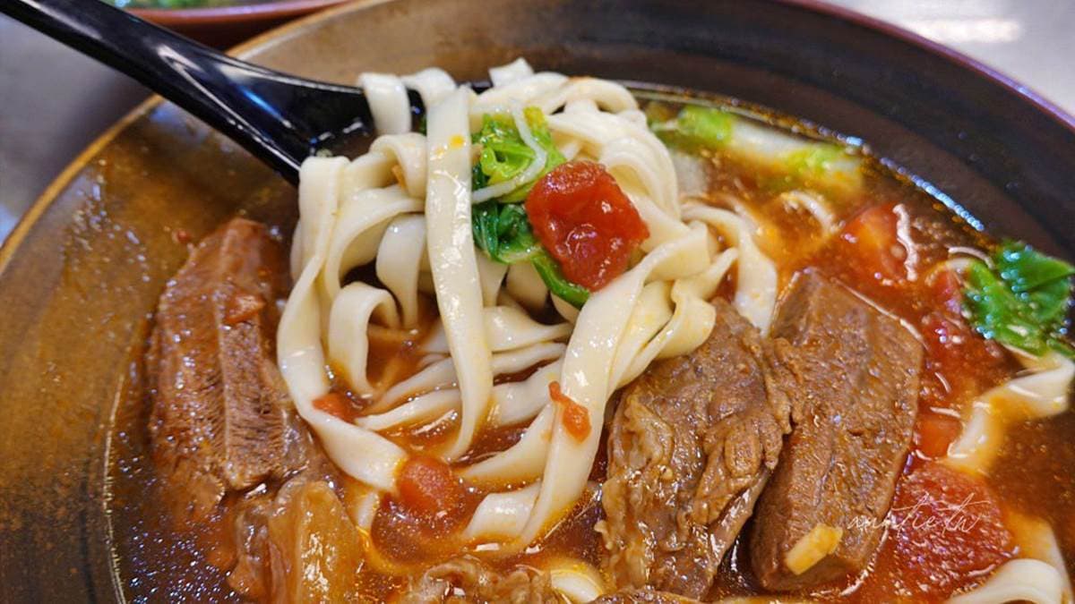 家常麵條是寬麵，口感Q彈，搭配湯頭、牛肉吃起來很過癮。（圖片來源：水晶安蹄不務正業過生活）