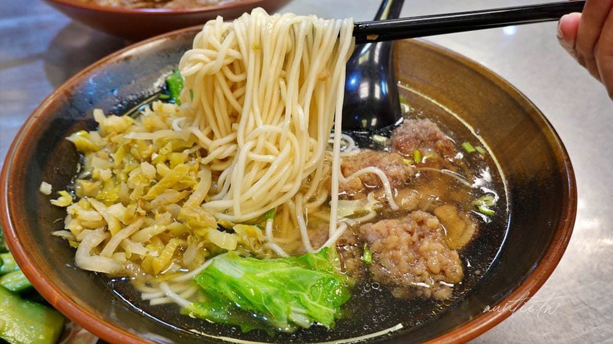 「粉蒸排骨麵」推薦可加酸菜，口感更豐富，卻不會太鹹。（圖片來源：水晶安蹄不務正業過生活）