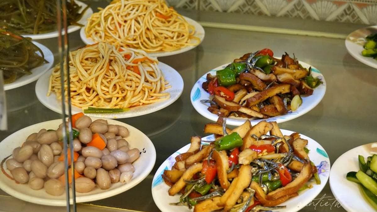 店家的小菜種類很多，供顧客自由選擇。（圖片來源：水晶安蹄不務正業過生活）