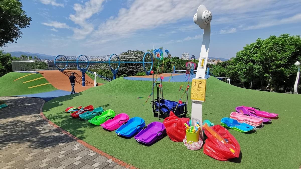 公園內設有滑草坡，因此有攤販提供滑草板出租和販售。（圖片來源：晨晨喬喬玩樂日記）
