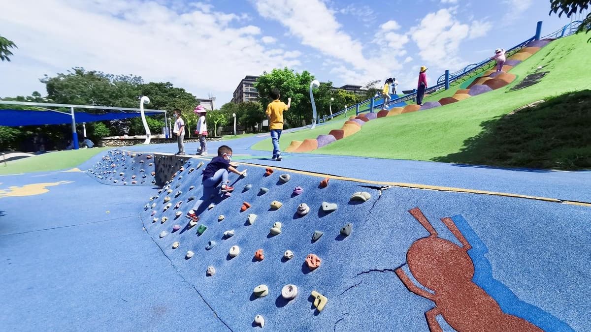 迷你的攀岩牆很適合小小孩玩耍。（圖片來源：晨晨喬喬玩樂日記）
