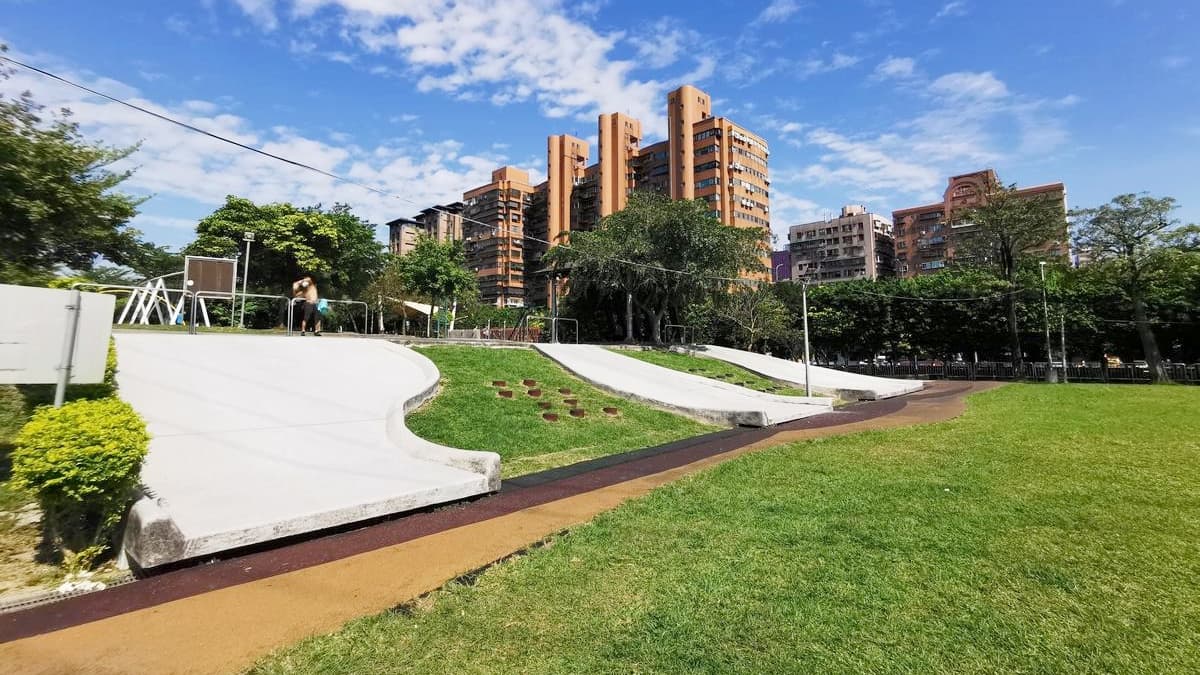 靠近操場跑道這邊，還有１座磨石子溜滑梯。（圖片來源：晨晨喬喬玩樂日記）