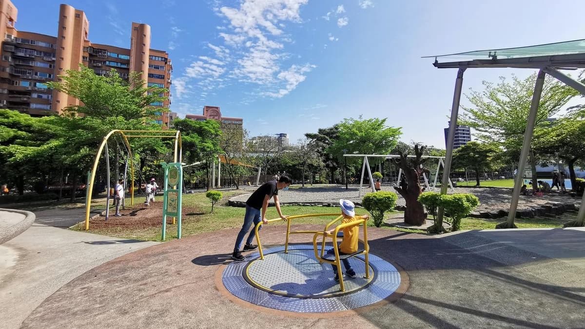 這個共融式旋轉盤也很受小朋友青睞。（圖片來源：晨晨喬喬玩樂日記）