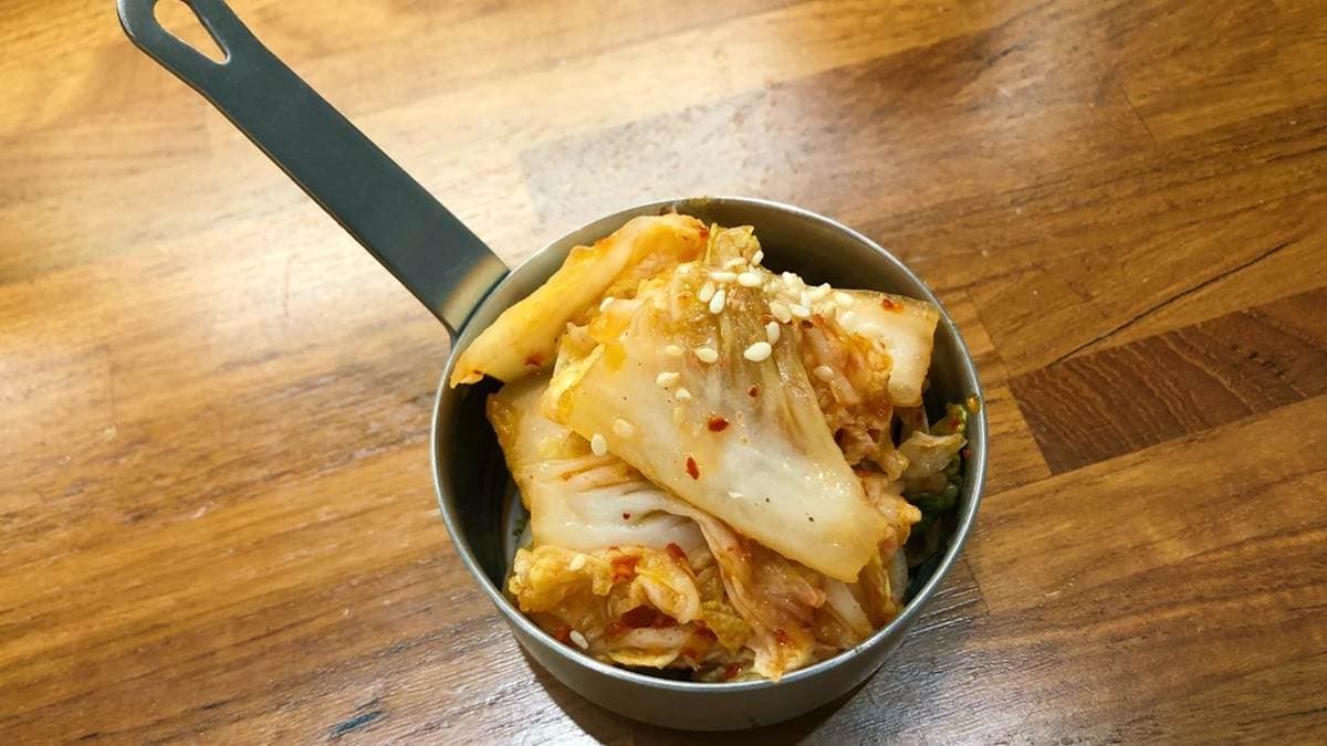 「荷泡菜」口感有點偏韓式的鹹辣，但又帶有水果的酸甜。（圖片來源：腦波弱太太）